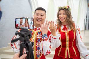 «Она – белоруска, он – австралиец… Вся торжественная часть бракосочетания снималась на планшет и в формате онлайн транслировалась в Австралию».