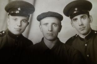 «На фото слева направо – я, как меня тогда называли, Саша Петрунников, мой родной брат Владимир и сослуживец Григорий Новиков, которых, к сожалению, нет в живых. Может, кто-нибудь из читателей «АиФ» узнает меня. А я желаю всем, кто служил в армии, здоровья и бодрости духа».