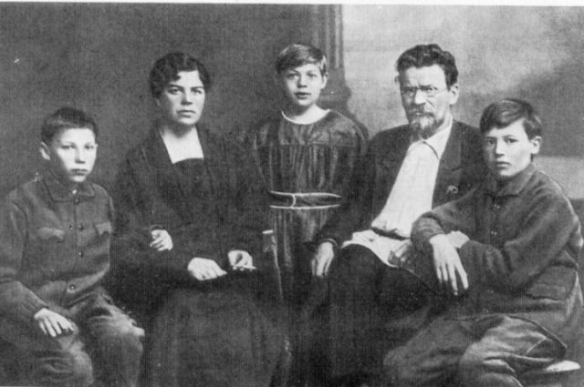 Михаил Калинин, которого Троцкий назвал «всероссийским старостой», с женой Екатериной и детьми.