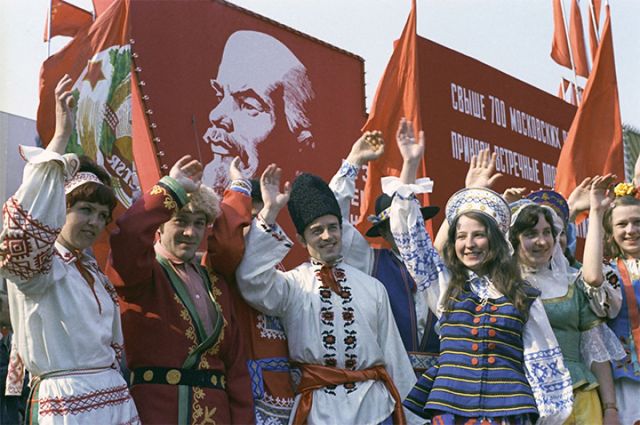 Демонстранты в национальных костюмах народов союзных республик на Красной площади. 1 мая 1974г.