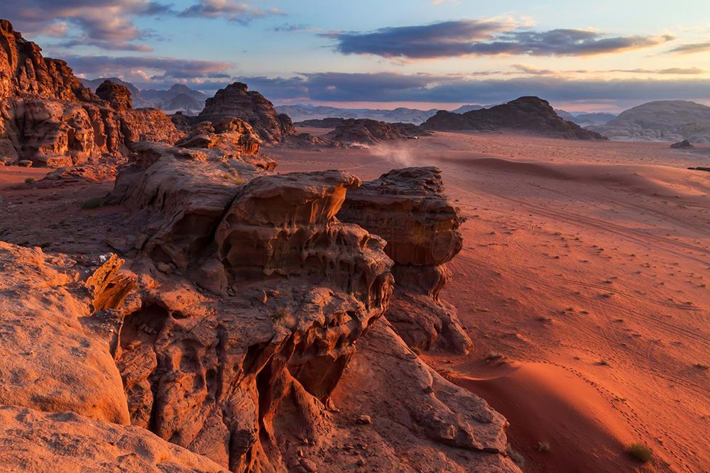 Пустыня Вади-Рам, Иордания. Поверхность Марса, как мы её себе представляем по фильмам и иллюстрациям к фантастическим романам, выглядит примерно так, как иорданская пустыня Вади Рам. Не случайно пустыню так любят киношники: здесь снимали «Марсианина», «Прометея», «Лоуренса Аравийского» и «Трансформеров».