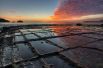 Иглхок-Нек, Австралия. Перешеек, соединяющий полуостров Тасман с Тасманией, покрыт частыми прямоугольными лужицами с соленой водой. Хоть эти впадины и выглядят так, будто созданы человеком, они являются результатом редкого типа естественной эрозии. Такой эффект у морского побережья на плоской скале, разбитой на блоки, назвали «мозаичным тротуаром» за его сходство с римскими мозаичными полами.