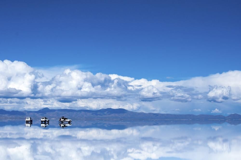 Салар-де-Уюни, Боливия. Это самый большой в мире солончак площадью 10 582 км², а если быть более точным, то Салар-де-Уюни — это дно высохшего озера. Поверхность солончака имеет идеально плоскую поверхность, и когда время от времени в озеро попадает небольшое количество воды, оно затапливается очень соленым раствором и служит естественным зеркалом, образуя невероятные пейзажи.