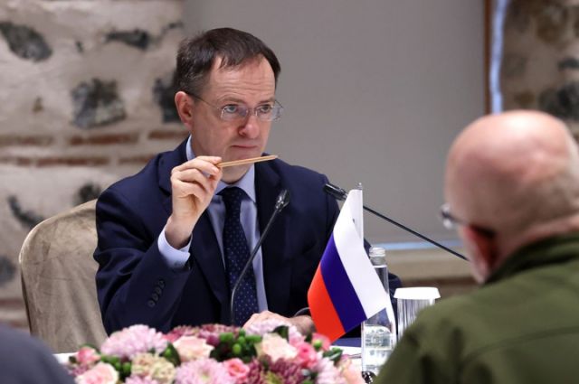 Помощник президента РФ Владимир Мединский во время российско-украинских переговоров во дворце Долмабахче в Стамбуле.