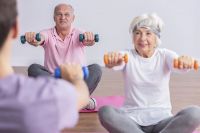 Чтобы предотвратить возрастные потери мышечной и костной массы, важно проводить регулярные тренировки с отягощениями.