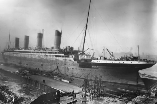 Завершающая стадия достройки «Титаника» в сухом доке Томпсона.