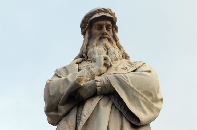 Памятник Леонардо да Винчи в Милане.