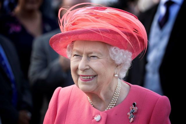 Елизавета II хоть и не управляет Великобританией, но всё же является царствующей королевой.