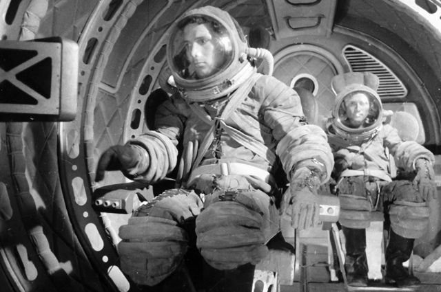 Космонавты готовятся к тренировке в условиях невесомости. 1960 г