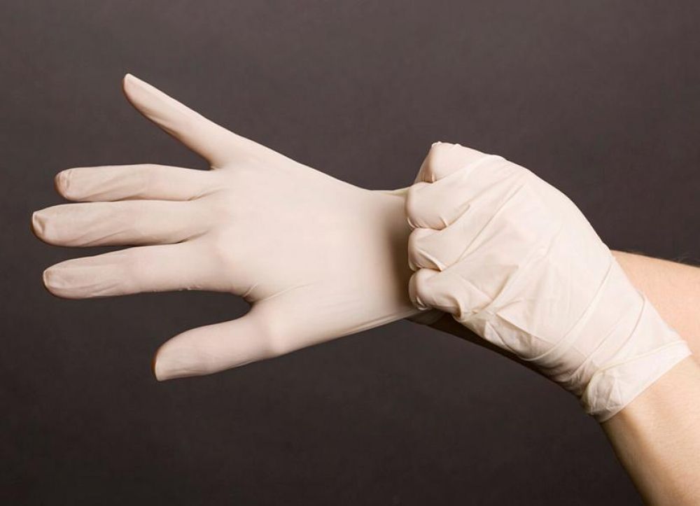 Голыми руками трогать клеща нельзя. Обязательно используйте перчатки.
