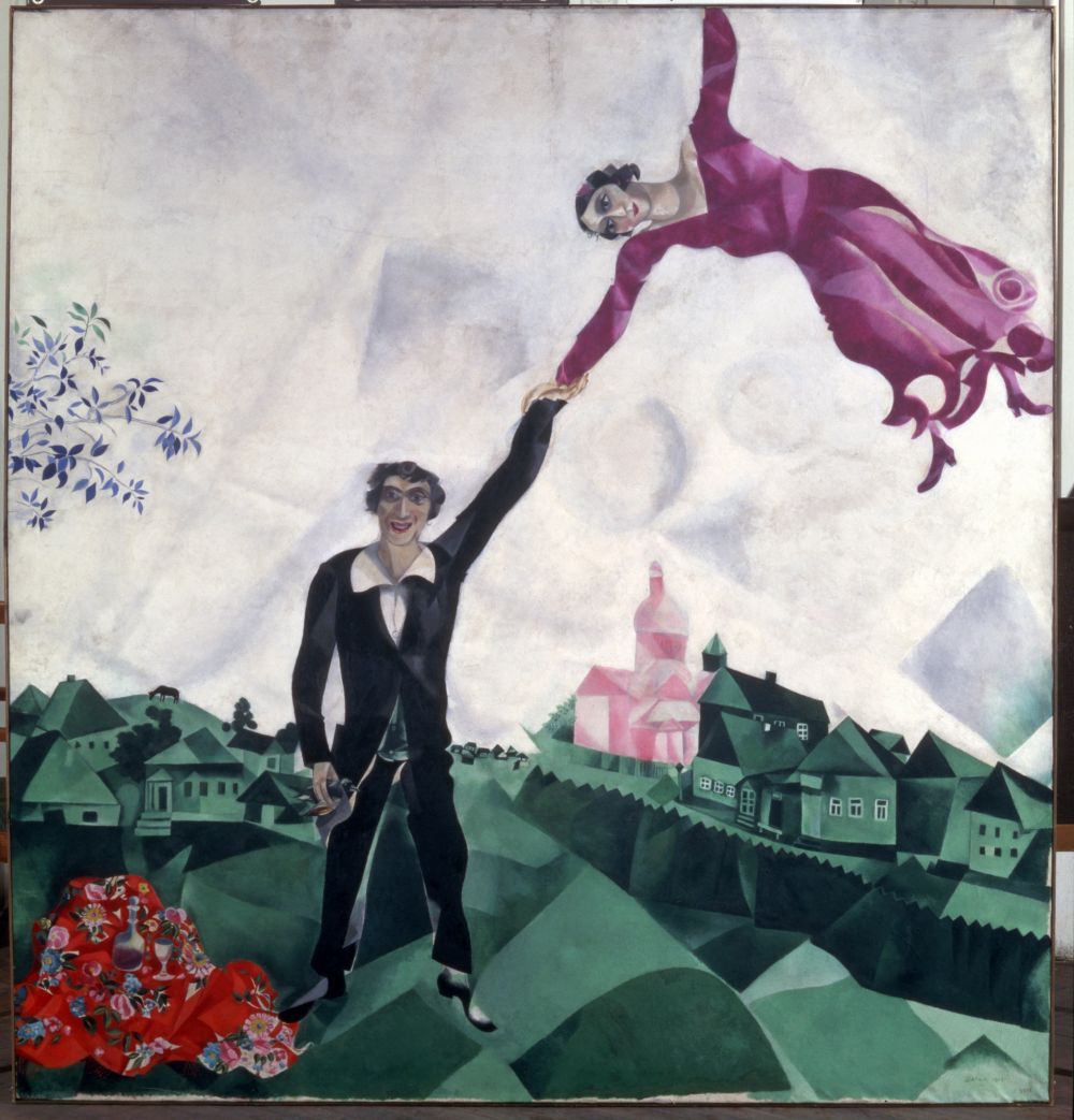 «Прогулка» (1917-1918). Для Марка Шагала знакомство с Беллой Розенфельд было знаковым: благодаря этой женщине появились многие произведения этого удивительного мастера, в том числе и картина «Прогулка».