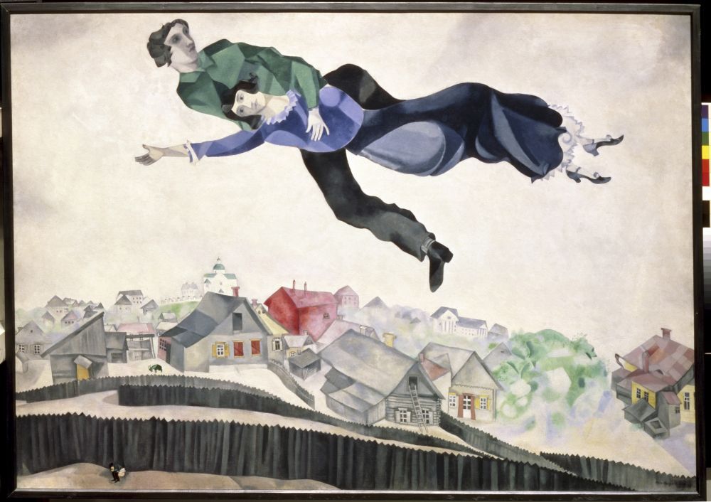«Над городом» (1918). Главные герои, сам Марк Шагал и его возлюбленная Белла, летят над их родным Витебском.