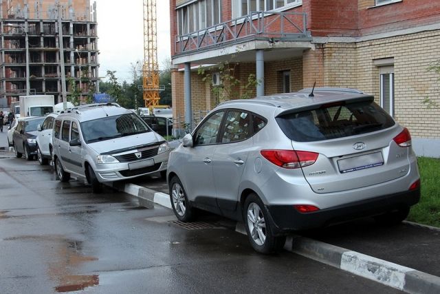 Наглядный пример, как парковать машины запрещено.