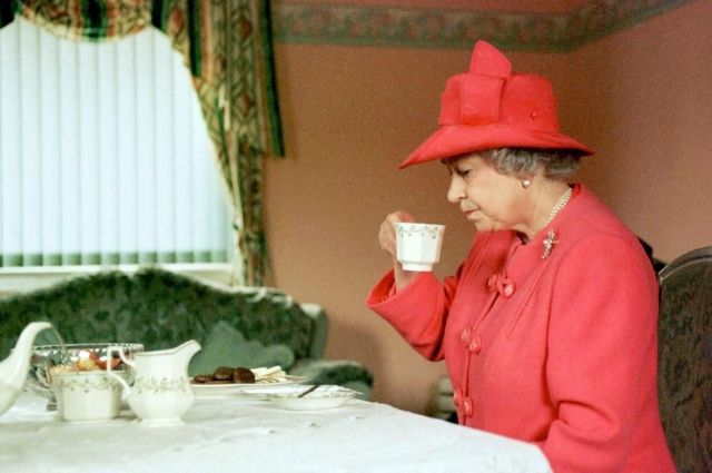 Елизавета II начинает свой день с чая - без молока и сахара - и печенья.