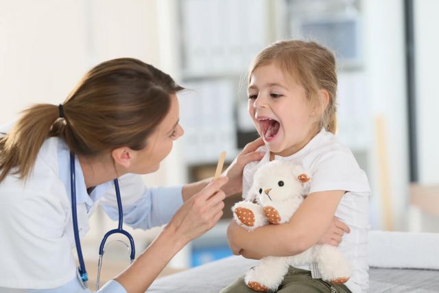 Перед началом приема попросите доктора «осмотреть» игрушку ребенка и поставить ей диагноз. 