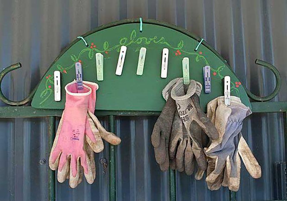 Вешалка для перчаток с прищепками позволит просушить перчатки после работы и хранить по парам.