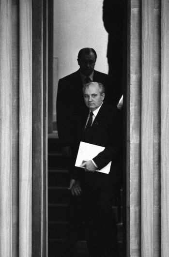 Михаил Сергеевич Горбачев за час перед избранием на пост Генерального секретаря ЦК КПСС, 1985 г.