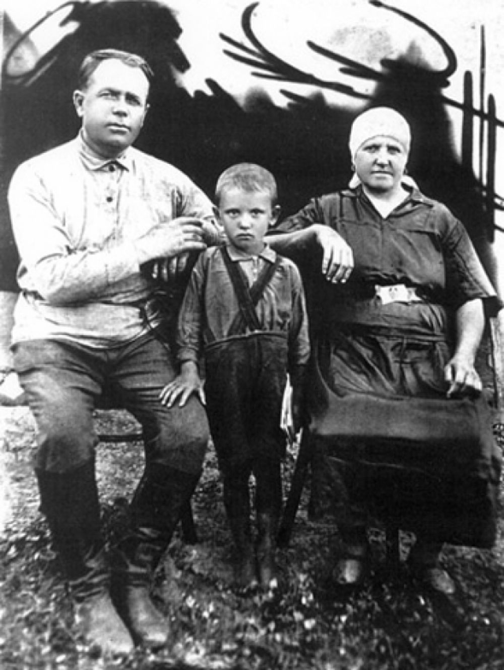 Миша Горбачев с дедом Пантелеем и бабушкой Василисой, конец 1930-х — начало 1940-х гг.