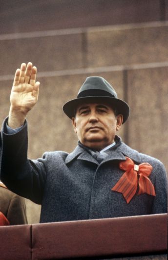 Михаил Горбачев на трибуне Мавзолея во время демонстрации в День международной солидарности трудящихся, 1985 г.