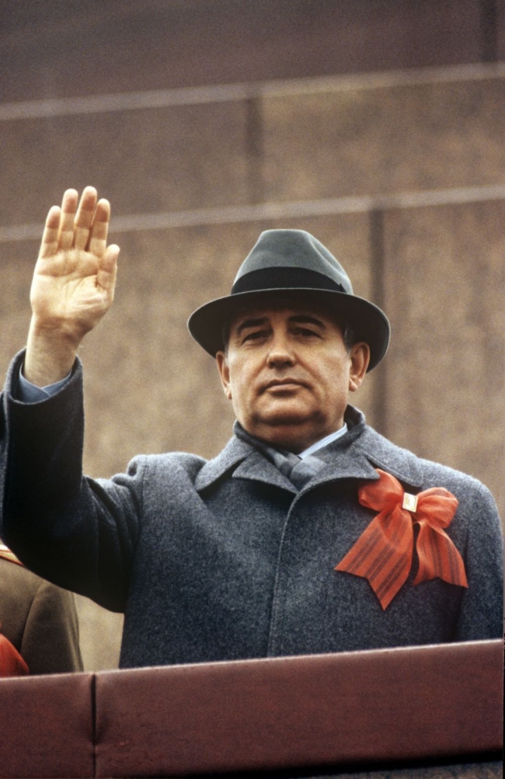 Михаил Горбачев на трибуне Мавзолея во время демонстрации в День международной солидарности трудящихся, 1985 г.