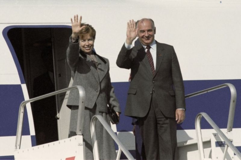 Горбачев с супругой Раисой готовятся к отлету в Москву после завершения официального визита во Францию, 1985 г.