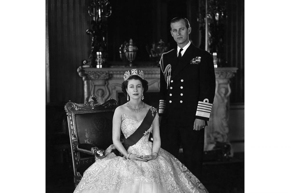 В 1947 году 21-летняя принцесса вышла замуж за дальнего родственника, который был ее первой любовью, принца Филиппа Маунтбаттена. Свадьба стала одним из самых ярких и долгожданных событий послевоенной Британии. На церемонии присутствовали 2000 гостей, а ее запись по радио слушали 200 млн подданных. Брак Филиппа (герцога Эдинбургского) и Елизаветы был крепким: вместе они прожили почти 74 года.
