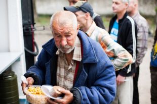Даже если у человека формально есть крыша над головой, у него может не быть денег на обычную стрижку.