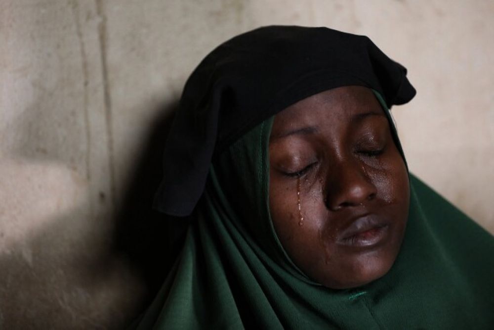 «Боюсь идти в школу». Плачущая женщина после похищения 279 девочек из общежитий государственной женской средней школы, 2021.