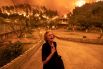 Лесной пожар приближается к деревне на острове Эвбея, Греция, 8 августа 2021 года. 