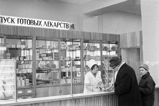 Появившееся накануне нового 1973 года распоряжение Минздрава на какое-то время перекрыло путь к аптечному оазису.