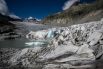 Эта фотография сделана на Альпах в июле 2022 года. На ней виден изоляционный материал, покрывающий часть Ронского ледника, чтобы предотвратить его таяние.