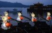 Фонари в виде кроликов на лодках на Западном озере в Ханчжоу, в восточной китайской провинции Чжэцзян.