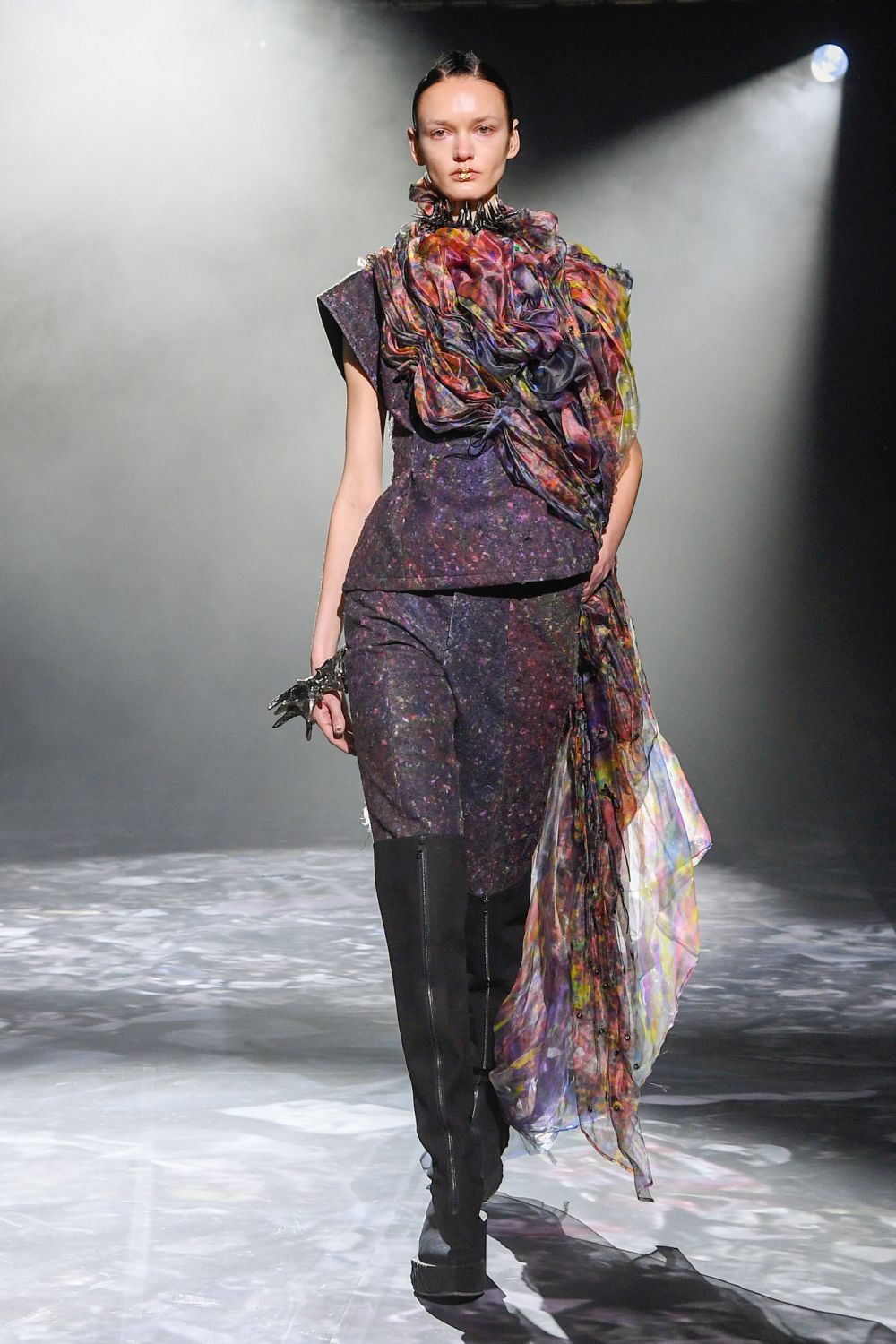 Японский модельер Юима Накадзато использовал в своей коллекции цифровую печать по ткани и переработанный текстиль.