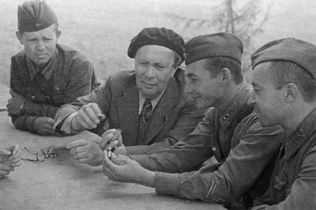 Алексей Толстой на встрече с летчиками, защитниками Одессы, 1941 год.