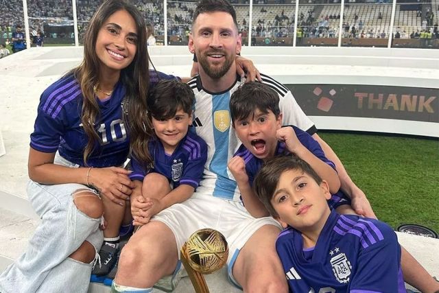 С кубком чемпионата мира - 2022 фотографировались всей семьей.