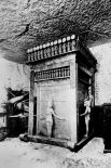 Ковчег, в котором хранились сосуды с внутренними органами Тутанхамона. Его охраняют богини и кобры.