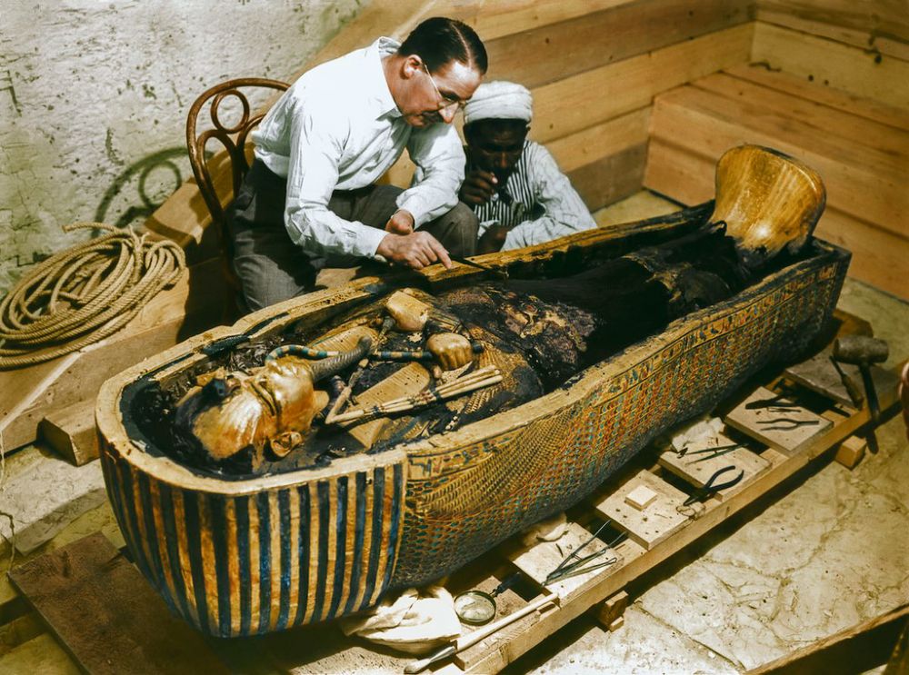 Третий, золотой саркофаг Тутанхамона, в котором хранилась его мумия. Гроб весил более 100 килограммов. Был отлит из чистого золота.