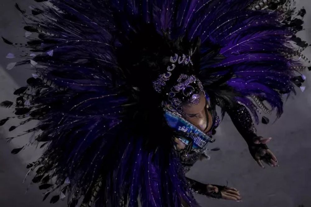 Артистка школы Unidos da Tijuca танцует на платформе во время карнавала в Рио-де-Жанейро.
