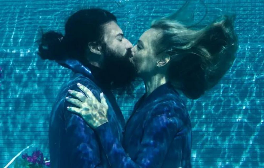 Пара фридайверов (фридрайвинг - подводное плавание c задержкой дыхания, т. е. фридайверы не используют приспособления для дыхания под водой – Прим.) попала в Книгу рекордов Гиннесса, отметив День влюбленных на Мальдивах самым долгим подводным поцелуем в истории.  Три дня влюбленные - 40-летняя Бет Нил и 33-летний Майлс Клутье - тренировались, чтобы побить мировой рекорд. И в результате их поцелуй продлился четыре минуты и шесть секунд. Кстати, предыдущий рекорд по подводному поцелую длился три минуты и 24 секунды. Он был установлен в 2010 году. 