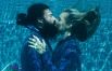 Пара фридайверов (фридрайвинг - подводное плавание c задержкой дыхания, т. е. фридайверы не используют приспособления для дыхания под водой – Прим.) попала в Книгу рекордов Гиннесса, отметив День влюбленных на Мальдивах самым долгим подводным поцелуем в истории.  Три дня влюбленные - 40-летняя Бет Нил и 33-летний Майлс Клутье - тренировались, чтобы побить мировой рекорд. И в результате их поцелуй продлился четыре минуты и шесть секунд. Кстати, предыдущий рекорд по подводному поцелую длился три минуты и 24 секунды. Он был установлен в 2010 году. 