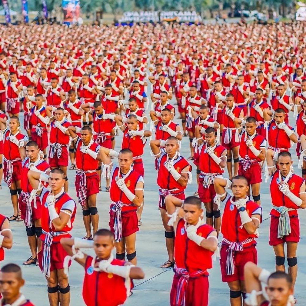 3660 человек в Таиланде побили предыдущий рекорд Книги рекордов Гиннесса, одновременно совершив ритуал «Вай Кру» («Поклонение Учителю»), своеобразный ритуальный танец с элементами разминки, который исполняется обычно перед боем на соревнованиях по тайскому боксу (муай-тай). Предыдущий рекорд - танец исполнили 250 человек.