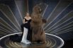 Элизабет Бэнкс на сцене с медведем. Актриса представляет категорию «Лучшие визуальные эффекты». «Оскар» за это получил фильм «Аватар: Путь воды».