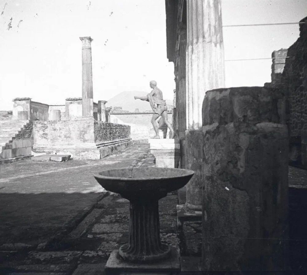 Городская застройка Помпей включала в себя храмы, два театра, термы, а также многочисленные винные лавки, пекарни и жилые здания. За городскими стенами располагались некрополи и виллы местной знати. 