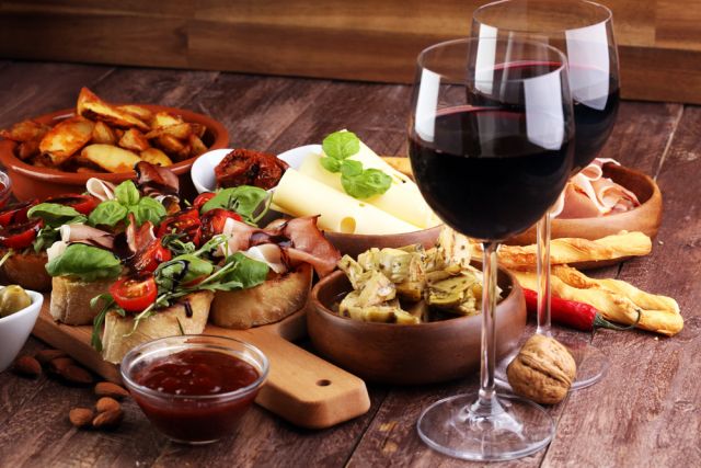 На пасхальном столе уместны сухое вино или кагор. Остальные виды спиртного, такие как водка, пиво, коньяк, пить нежелательно.