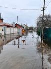 Местная жительница Анна Соколова рассказала, что разлив Сожа был неизбежен. Еще в январе было заметно, как поднялся уровень воды в реке. В конце января женщина уже на всякий случай убрала все вещи с нижних полок в гараже.