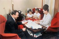 Летчик-космонавт СССР Юрий Гагарин с женой Валентиной, дочерьми Еленой и Галиной разбирают почту. 1967 г.
