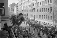 На снимке (1932 г.) демонстрация в честь Дня Интернационала в Москве. Так тогда официально назывался праздник, отмечаемый 1 мая. Днём международной солидарности трудящихся он стал лишь в 1972-м.