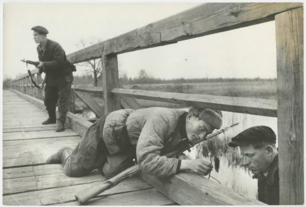 Белорусские партизаны взрывают мост (1943 год).