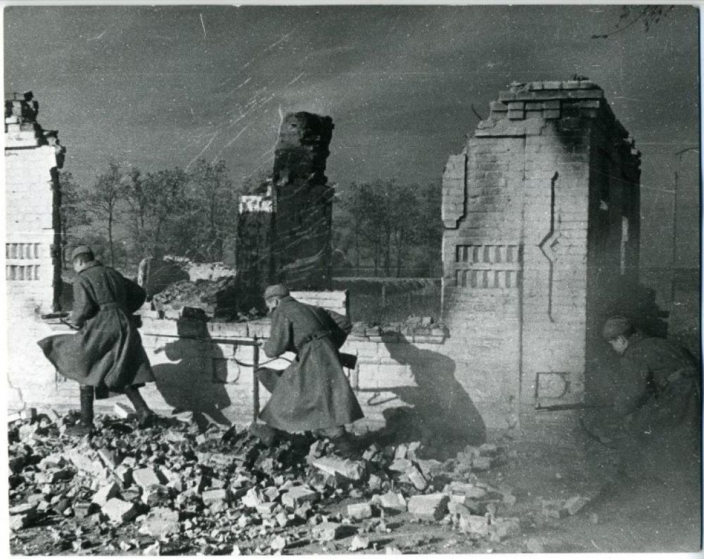 Бойцы ведут бой в населенном пункте (октябрь 1943). Гомель.