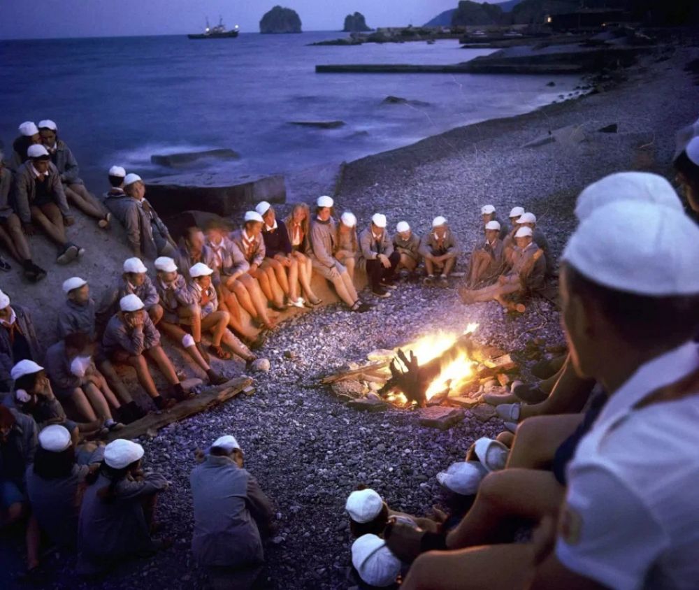 Пионеры у костра на берегу моря, 1970-е годы.